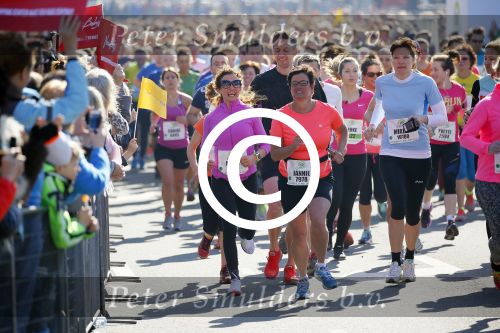 Den Haag 8 maart 2015Katja Schuurman loopt de city pier city loop CPC van 10 km voor haar tv programma. Marco Koers vergezelt haar.