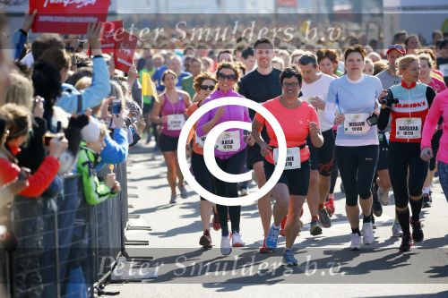 Den Haag 8 maart 2015Katja Schuurman loopt de city pier city loop CPC van 10 km voor haar tv programma. Marco Koers vergezelt haar.