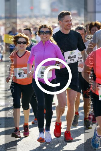 Den Haag 8 maart 2015Katja Schuurman loopt de city pier city loop CPC van 10 km voor haar tv programma. Marco Koers vergezelt haar.