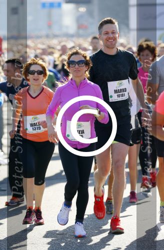 Den Haag 8 maart 2015Katja Schuurman loopt de city pier city loop CPC van 10 km voor haar tv programma. Marco Koers vergezelt haar.
