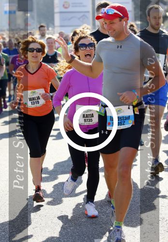 Den Haag 8 maart 2015Katja Schuurman loopt de city pier city loop CPC van 10 km voor haar tv programma. Marco Koers vergezelt haar.