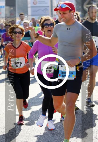 Den Haag 8 maart 2015Katja Schuurman loopt de city pier city loop CPC van 10 km voor haar tv programma. Marco Koers vergezelt haar.