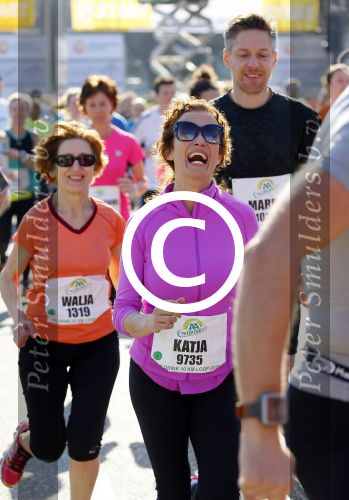 Den Haag 8 maart 2015Katja Schuurman loopt de city pier city loop CPC van 10 km voor haar tv programma. Marco Koers vergezelt haar.