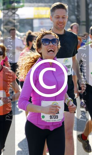 Den Haag 8 maart 2015Katja Schuurman loopt de city pier city loop CPC van 10 km voor haar tv programma. Marco Koers vergezelt haar.