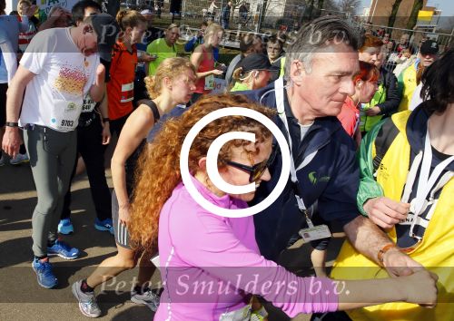 Den Haag 8 maart 2015Katja Schuurman loopt de city pier city loop CPC van 10 km voor haar tv programma. Marco Koers vergezelt haar.
