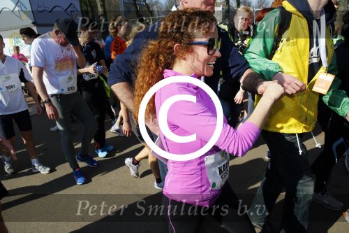 Den Haag 8 maart 2015Katja Schuurman loopt de city pier city loop CPC van 10 km voor haar tv programma. Marco Koers vergezelt haar.