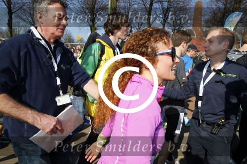 Den Haag 8 maart 2015Katja Schuurman loopt de city pier city loop CPC van 10 km voor haar tv programma. Marco Koers vergezelt haar.
