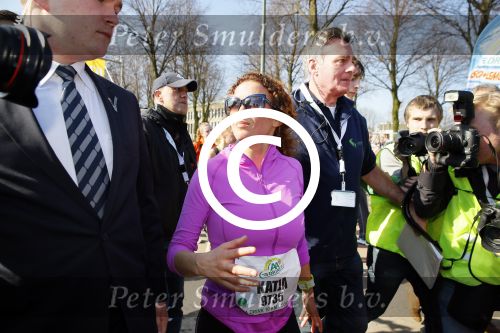 Den Haag 8 maart 2015Katja Schuurman loopt de city pier city loop CPC van 10 km voor haar tv programma. Marco Koers vergezelt haar.