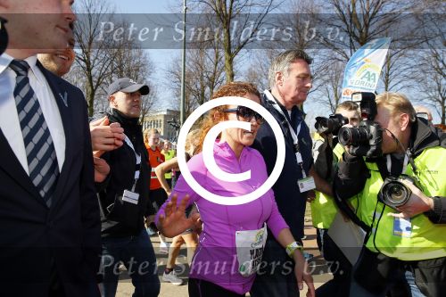 Den Haag 8 maart 2015Katja Schuurman loopt de city pier city loop CPC van 10 km voor haar tv programma. Marco Koers vergezelt haar.