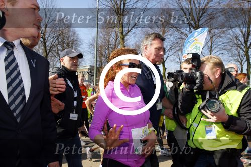 Den Haag 8 maart 2015Katja Schuurman loopt de city pier city loop CPC van 10 km voor haar tv programma. Marco Koers vergezelt haar.
