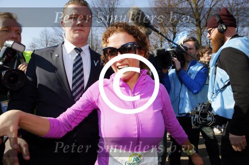 Den Haag 8 maart 2015Katja Schuurman loopt de city pier city loop CPC van 10 km voor haar tv programma. Marco Koers vergezelt haar.