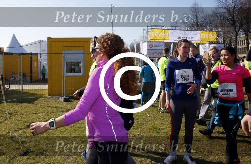Den Haag 8 maart 2015Katja Schuurman loopt de city pier city loop CPC van 10 km voor haar tv programma. Marco Koers vergezelt haar.