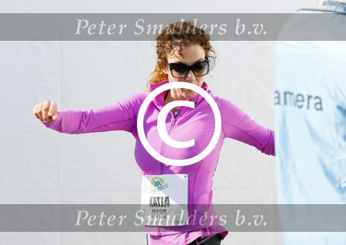 Den Haag 8 maart 2015Katja Schuurman loopt de city pier city loop CPC van 10 km voor haar tv programma. Marco Koers vergezelt haar.