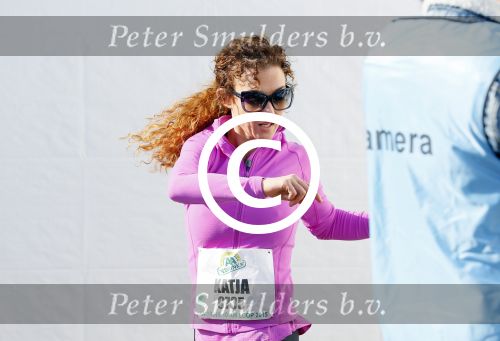 Den Haag 8 maart 2015Katja Schuurman loopt de city pier city loop CPC van 10 km voor haar tv programma. Marco Koers vergezelt haar.