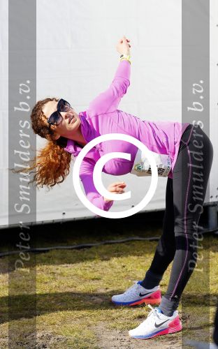 Den Haag 8 maart 2015Katja Schuurman loopt de city pier city loop CPC van 10 km voor haar tv programma. Marco Koers vergezelt haar.