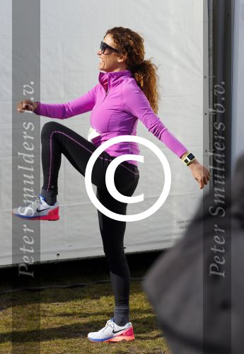 Den Haag 8 maart 2015Katja Schuurman loopt de city pier city loop CPC van 10 km voor haar tv programma. Marco Koers vergezelt haar.