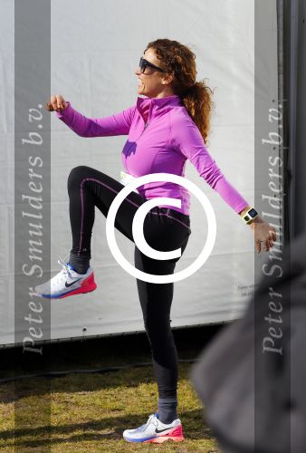 Den Haag 8 maart 2015Katja Schuurman loopt de city pier city loop CPC van 10 km voor haar tv programma. Marco Koers vergezelt haar.