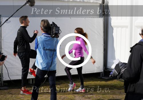 Den Haag 8 maart 2015Katja Schuurman loopt de city pier city loop CPC van 10 km voor haar tv programma. Marco Koers vergezelt haar.