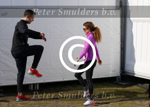 Den Haag 8 maart 2015Katja Schuurman loopt de city pier city loop CPC van 10 km voor haar tv programma. Marco Koers vergezelt haar.