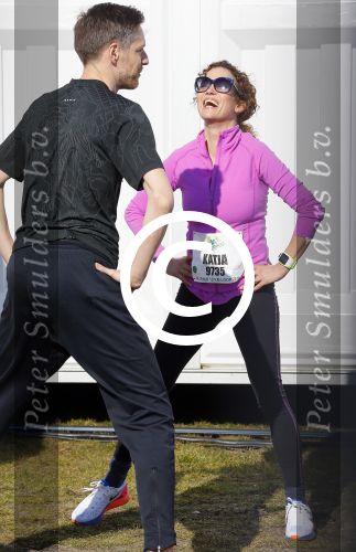 Den Haag 8 maart 2015Katja Schuurman loopt de city pier city loop CPC van 10 km voor haar tv programma. Marco Koers vergezelt haar.