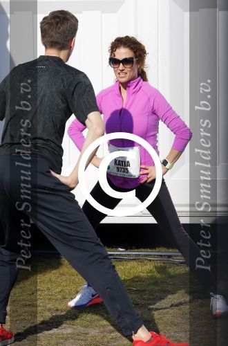 Den Haag 8 maart 2015Katja Schuurman loopt de city pier city loop CPC van 10 km voor haar tv programma. Marco Koers vergezelt haar.