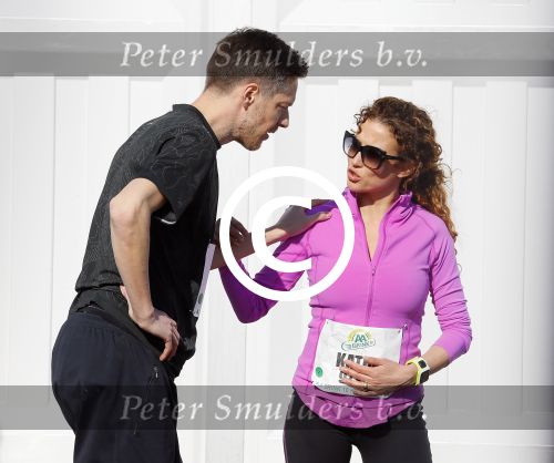Den Haag 8 maart 2015Katja Schuurman loopt de city pier city loop CPC van 10 km voor haar tv programma. Marco Koers vergezelt haar.