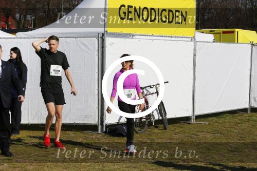 Den Haag 8 maart 2015Katja Schuurman loopt de city pier city loop CPC van 10 km voor haar tv programma. Marco Koers vergezelt haar.