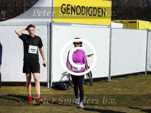 Den Haag 8 maart 2015Katja Schuurman loopt de city pier city loop CPC van 10 km voor haar tv programma. Marco Koers vergezelt haar.