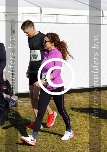 Den Haag 8 maart 2015Katja Schuurman loopt de city pier city loop CPC van 10 km voor haar tv programma. Marco Koers vergezelt haar.