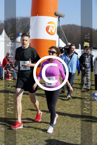 Den Haag 8 maart 2015Katja Schuurman loopt de city pier city loop CPC van 10 km voor haar tv programma. Marco Koers vergezelt haar.