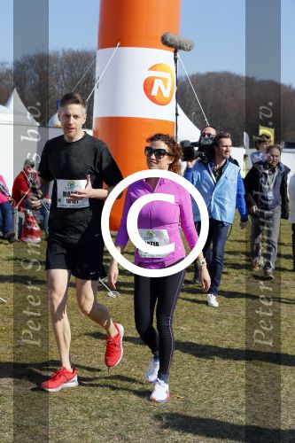 Den Haag 8 maart 2015Katja Schuurman loopt de city pier city loop CPC van 10 km voor haar tv programma. Marco Koers vergezelt haar.