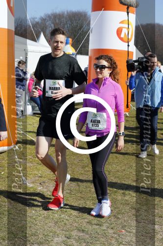 Den Haag 8 maart 2015Katja Schuurman loopt de city pier city loop CPC van 10 km voor haar tv programma. Marco Koers vergezelt haar.