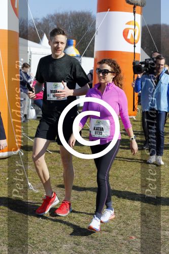 Den Haag 8 maart 2015Katja Schuurman loopt de city pier city loop CPC van 10 km voor haar tv programma. Marco Koers vergezelt haar.