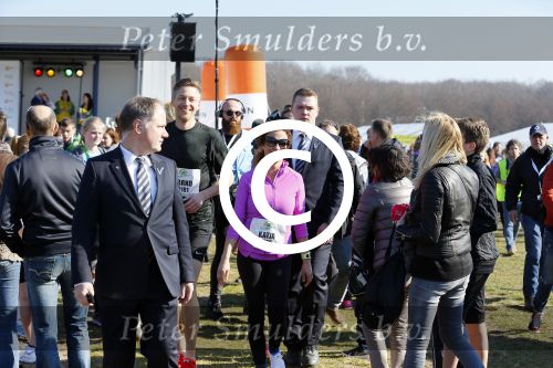 Den Haag 8 maart 2015Katja Schuurman loopt de city pier city loop CPC van 10 km voor haar tv programma. Marco Koers vergezelt haar.