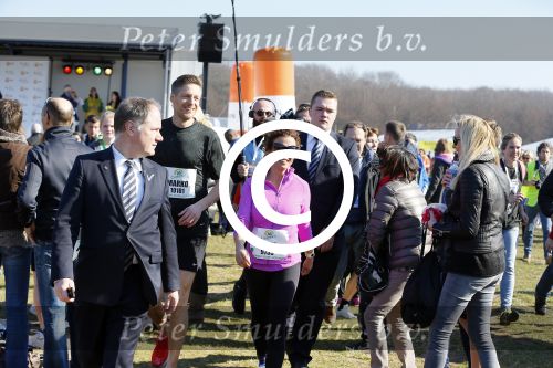 Den Haag 8 maart 2015Katja Schuurman loopt de city pier city loop CPC van 10 km voor haar tv programma. Marco Koers vergezelt haar.