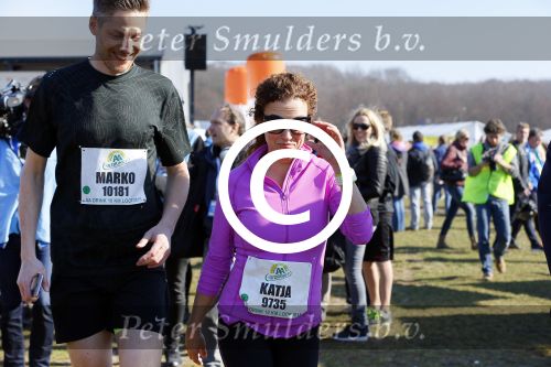 Den Haag 8 maart 2015Katja Schuurman loopt de city pier city loop CPC van 10 km voor haar tv programma. Marco Koers vergezelt haar.