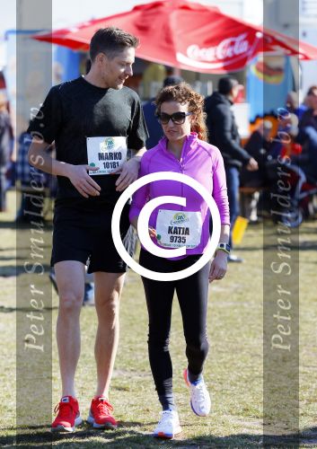 Den Haag 8 maart 2015Katja Schuurman loopt de city pier city loop CPC van 10 km voor haar tv programma. Marco Koers vergezelt haar.