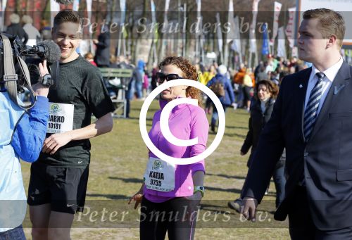 Den Haag 8 maart 2015Katja Schuurman loopt de city pier city loop CPC van 10 km voor haar tv programma. Marco Koers vergezelt haar.