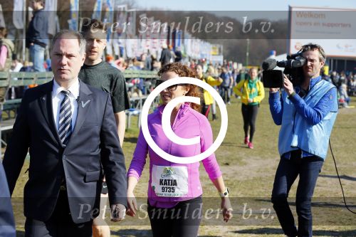 Den Haag 8 maart 2015Katja Schuurman loopt de city pier city loop CPC van 10 km voor haar tv programma. Marco Koers vergezelt haar.