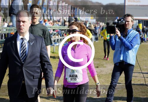 Den Haag 8 maart 2015Katja Schuurman loopt de city pier city loop CPC van 10 km voor haar tv programma. Marco Koers vergezelt haar.