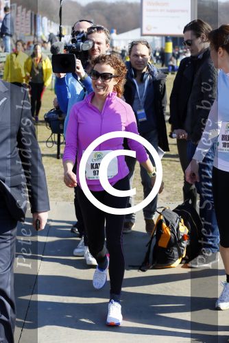 Den Haag 8 maart 2015Katja Schuurman loopt de city pier city loop CPC van 10 km voor haar tv programma. Marco Koers vergezelt haar.