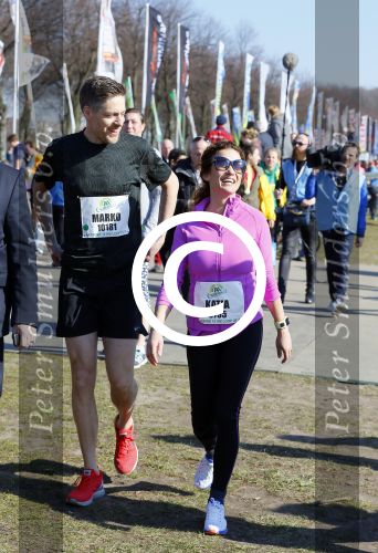 Den Haag 8 maart 2015Katja Schuurman loopt de city pier city loop CPC van 10 km voor haar tv programma. Marco Koers vergezelt haar.