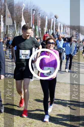 Den Haag 8 maart 2015Katja Schuurman loopt de city pier city loop CPC van 10 km voor haar tv programma. Marco Koers vergezelt haar.