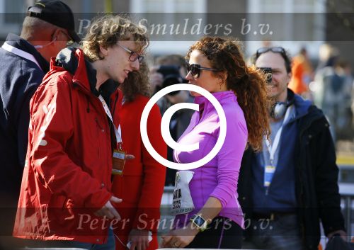 Den Haag 8 maart 2015Katja Schuurman loopt de city pier city loop CPC van 10 km voor haar tv programma. Marco Koers vergezelt haar.