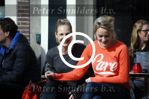 Amsterdam 10 maart 2015  
Tess Milne en Kimberly Klaver samen op een terrasje en Tess daarna met koptelefoon op de fiets