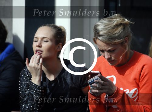 Amsterdam 10 maart 2015  
Tess Milne en Kimberly Klaver samen op een terrasje en Tess daarna met koptelefoon op de fiets