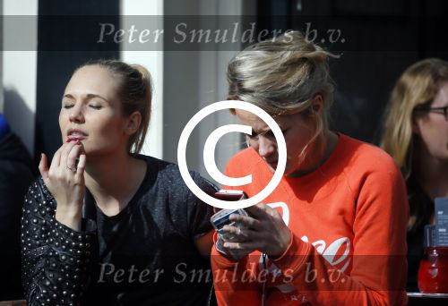 Amsterdam 10 maart 2015  
Tess Milne en Kimberly Klaver samen op een terrasje en Tess daarna met koptelefoon op de fiets