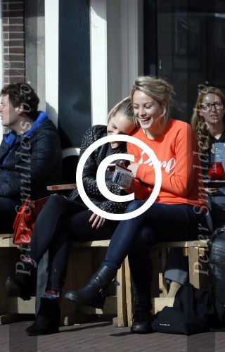 Amsterdam 10 maart 2015  
Tess Milne en Kimberly Klaver samen op een terrasje en Tess daarna met koptelefoon op de fiets