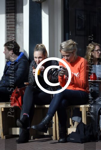 Amsterdam 10 maart 2015  
Tess Milne en Kimberly Klaver samen op een terrasje en Tess daarna met koptelefoon op de fiets