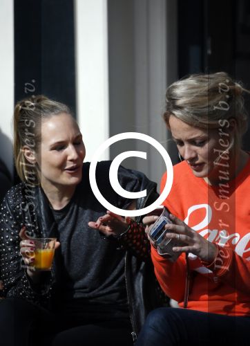 Amsterdam 10 maart 2015  
Tess Milne en Kimberly Klaver samen op een terrasje en Tess daarna met koptelefoon op de fiets